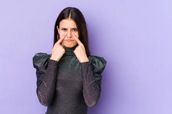 Joven Mujer Caucásica Aislada Sobre Fondo Púrpura Llorando Infeliz Con — Foto de Stock