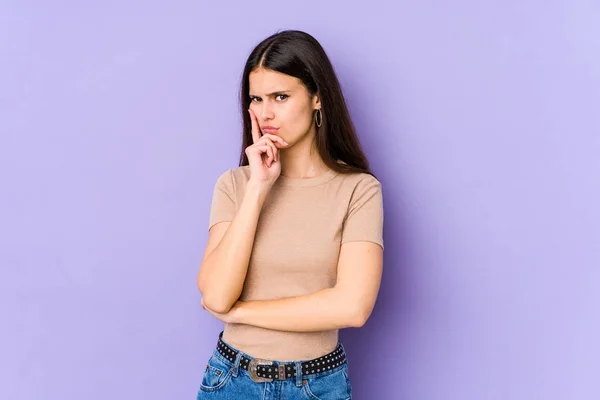 Jeune Femme Caucasienne Isolée Sur Fond Violet Contempler Planifier Une — Photo