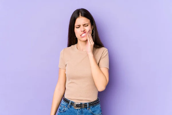 Mujer Joven Caucásica Aislada Sobre Fondo Púrpura Con Fuerte Dolor — Foto de Stock