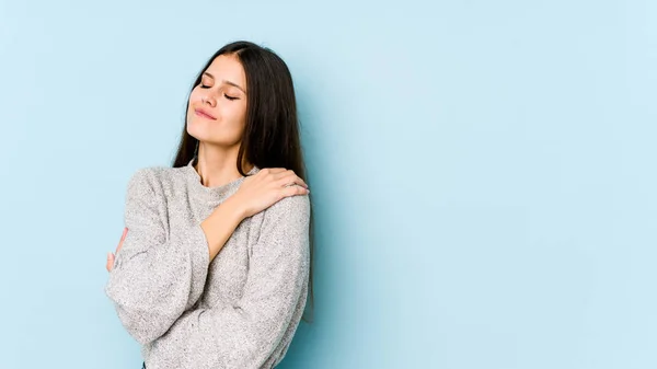 Wanita Muda Kaukasia Terisolasi Pelukan Latar Belakang Biru Tersenyum Riang — Stok Foto