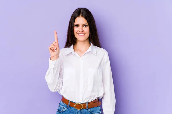 Mulher Branca Jovem Isolado Fundo Roxo Mostrando Número Com Dedo — Fotografia de Stock