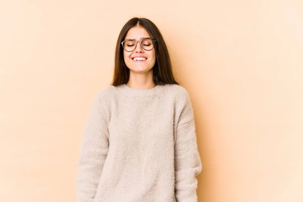 Joven Mujer Caucásica Aislada Sobre Fondo Beige Ríe Cierra Los — Foto de Stock