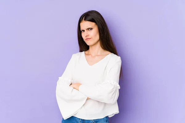 Giovane Donna Caucasica Isolata Sfondo Viola Sospettoso Incerto Esaminando Voi — Foto Stock