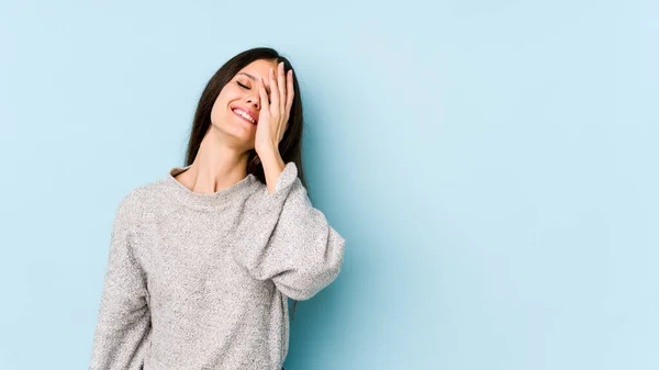 Joven Mujer Caucásica Aislada Sobre Fondo Azul Riendo Feliz Despreocupada — Foto de Stock