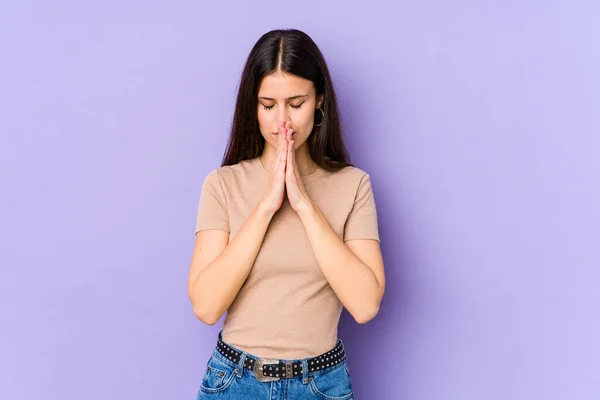 Mladá Běloška Izolovaná Purpurovém Pozadí Modlící Projevující Oddanost Věřící Hledající — Stock fotografie