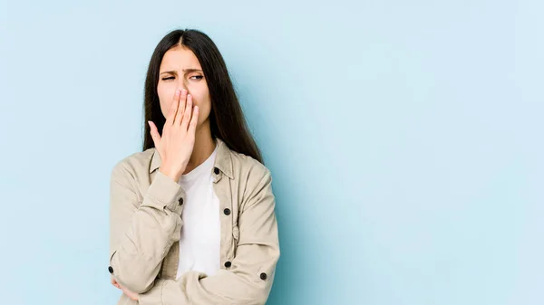 Giovane Donna Caucasica Isolata Sfondo Blu Sbadigliare Mostrando Gesto Stanco — Foto Stock