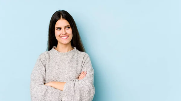 Junge Kaukasische Frau Isoliert Auf Blauem Hintergrund Lächelt Selbstbewusst Mit — Stockfoto