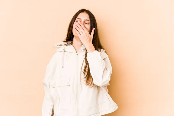 Jovem Caucasiana Isolada Fundo Bege Rindo Feliz Despreocupada Emoção Natural — Fotografia de Stock