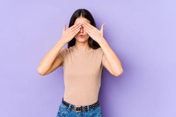 Mujer Joven Caucásica Aislada Sobre Fondo Púrpura Miedo Cubriendo Los —  Fotos de Stock