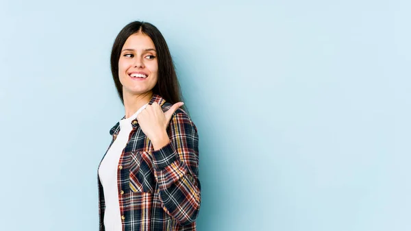 Junge Kaukasische Frau Auf Blauem Hintergrund Isoliert Daumenfinger Weg Lachend — Stockfoto