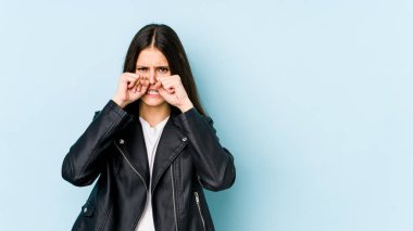 Beyaz bir kadın mavi arka planda yalnız başına sızlanıyor ve ağlıyordu..