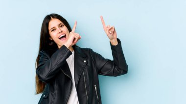 Genç beyaz kadın mavi arka planda izole edilmiş dans ediyor ve eğleniyor..