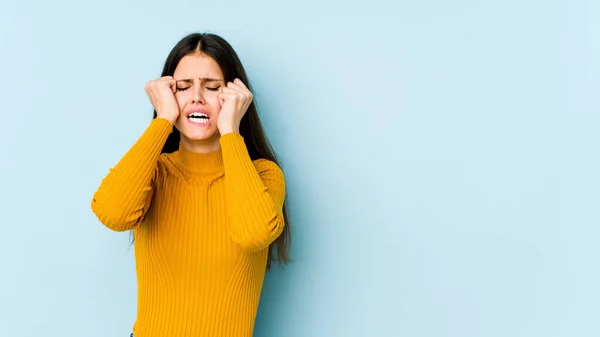 Giovane Donna Caucasica Isolata Sfondo Blu Piangendo Infelice Con Qualcosa — Foto Stock