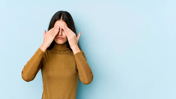 Mulher Caucasiana Jovem Isolado Fundo Azul Com Uma Dor Cabeça — Fotografia de Stock