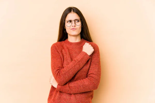 Young Caucasian Woman Isolated Beige Background Confused Feels Doubtful Unsure — Stock Photo, Image