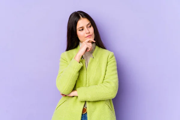 Jeune Femme Caucasienne Isolée Sur Fond Violet Regardant Latéralement Avec — Photo