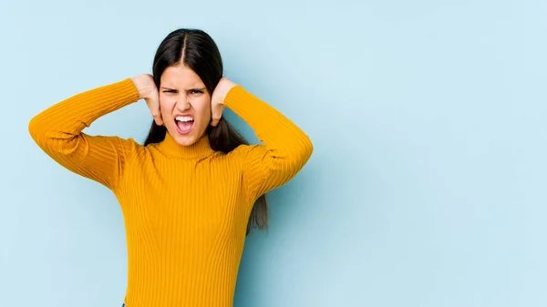 Giovane Donna Caucasica Isolata Sfondo Blu Che Copre Orecchie Con — Foto Stock