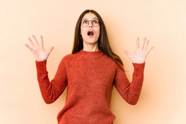 Mujer Caucásica Joven Aislada Sobre Fondo Beige Gritando Cielo Mirando — Foto de Stock