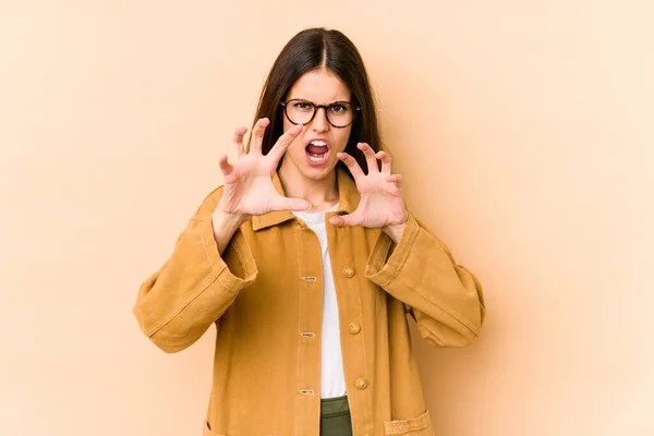 Mujer Joven Caucásica Aislada Sobre Fondo Beige Mostrando Garras Imitando —  Fotos de Stock