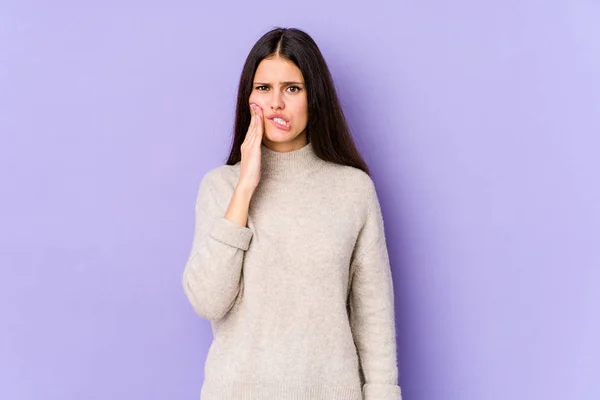 紫色の背景に強い歯痛 臼歯痛を持つ若い白人女性 — ストック写真