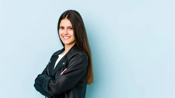 Mujer Caucásica Joven Aislada Sobre Fondo Azul Que Siente Segura — Foto de Stock