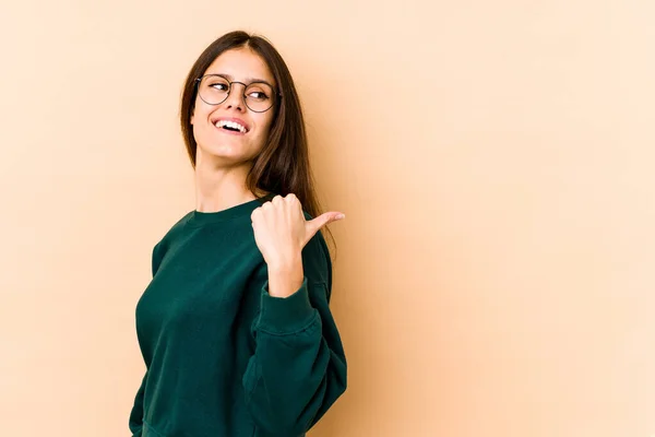 Beyaz Tenli Genç Bir Kadın Bej Arka Planda Izole Edilmiş — Stok fotoğraf