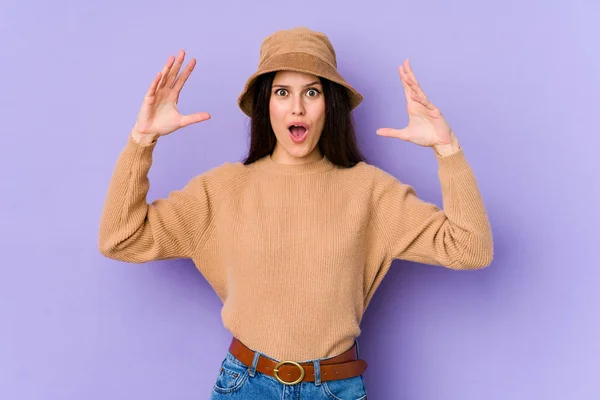 Junge Kaukasische Frau Isoliert Auf Lila Hintergrund Feiert Einen Sieg — Stockfoto