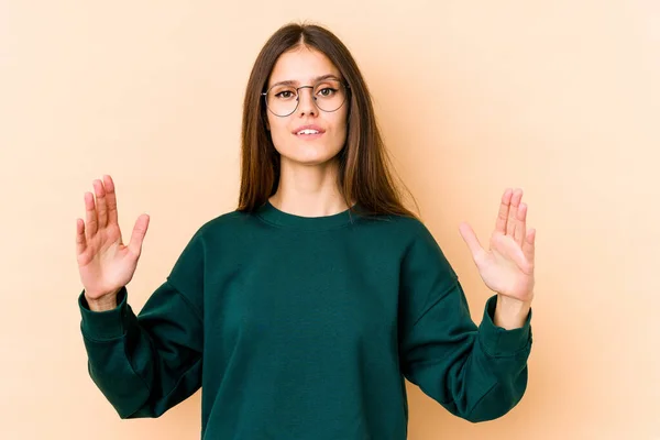 Ung Kaukasisk Kvinna Isolerad Beige Bakgrund Håller Något Lite Med — Stockfoto