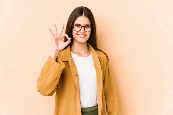 Jovem Mulher Caucasiana Isolado Fundo Bege Alegre Confiante Mostrando Gesto — Fotografia de Stock