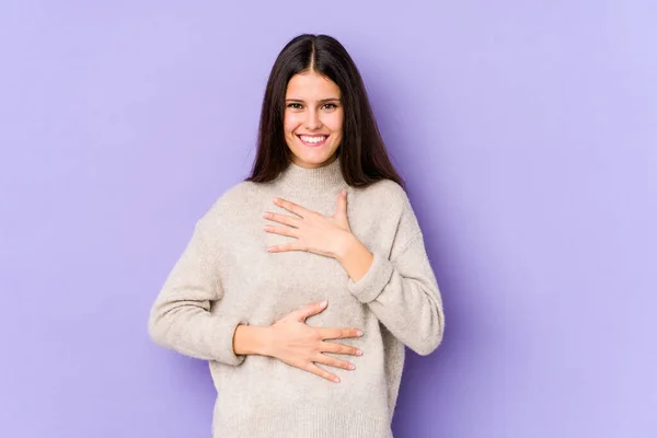 Jonge Blanke Vrouw Geïsoleerd Paarse Achtergrond Lacht Gelukkig Heeft Plezier — Stockfoto