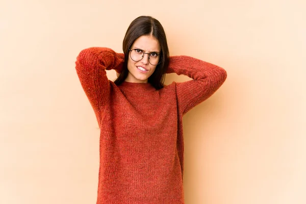 Jeune Femme Caucasienne Isolée Sur Fond Beige Touchant Arrière Tête — Photo