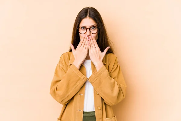 Giovane Donna Caucasica Isolata Sfondo Beige Scioccata Coprendo Bocca Con — Foto Stock