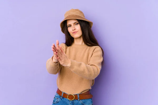 Mujer Joven Caucásica Aislada Sobre Fondo Púrpura Sintiéndose Enérgica Cómoda — Foto de Stock