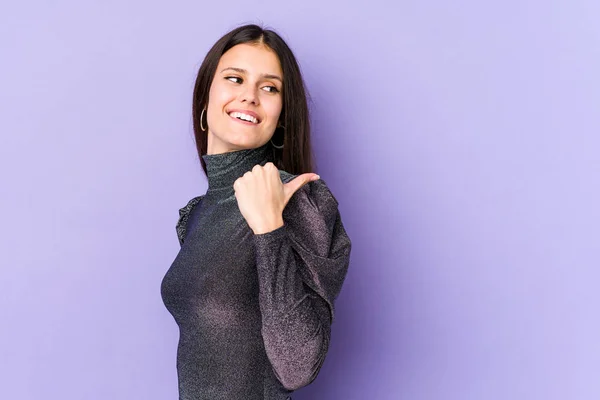 Junge Kaukasische Frau Isoliert Auf Lila Hintergrund Zeigt Mit Dem — Stockfoto