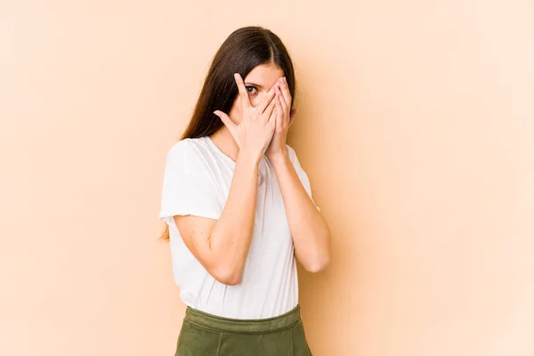 Mujer Joven Caucásica Aislada Sobre Fondo Beige Parpadea Través Los —  Fotos de Stock