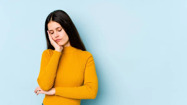 Mulher Caucasiana Jovem Isolado Fundo Azul Que Está Entediado Fatigado — Fotografia de Stock