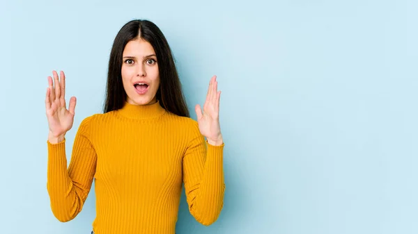 Junge Kaukasische Frau Isoliert Auf Blauem Hintergrund Feiert Einen Sieg — Stockfoto