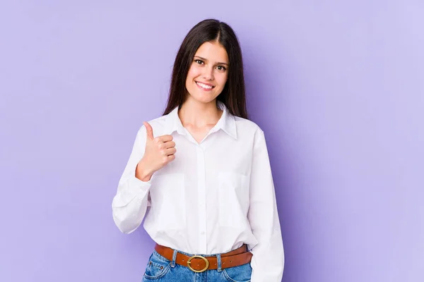 Молода Біла Жінка Ізольована Фіолетовому Фоні Посміхаючись Піднімаючи Великий Палець — стокове фото