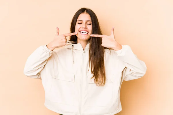 Ung Kaukasisk Kvinna Isolerad Beige Bakgrund Leenden Pekar Finger Munnen — Stockfoto