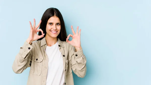 Junge Kaukasische Frau Isoliert Auf Blauem Hintergrund Fröhlich Und Zuversichtlich — Stockfoto