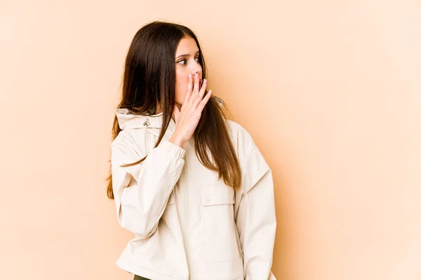 Joven Mujer Caucásica Aislada Sobre Fondo Beige Siendo Sorprendida Por — Foto de Stock