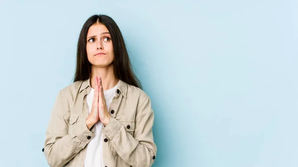Giovane Donna Caucasica Isolata Sfondo Blu Tenendosi Mano Preghiera Vicino — Foto Stock