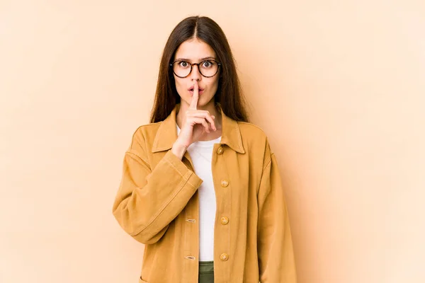 Joven Mujer Caucásica Aislada Sobre Fondo Beige Guardando Secreto Pidiendo —  Fotos de Stock