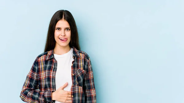 Junge Kaukasische Frau Isoliert Auf Blauem Hintergrund Berührt Bauch Lächelt — Stockfoto