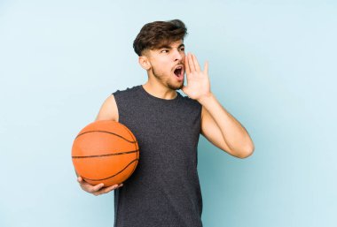 Sepet oynayan genç bir Arap bağırıyor ve avuç içini açık tutuyor..