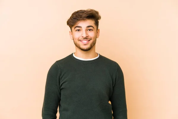 Jovem Homem Árabe Isolado Fundo Bege Feliz Sorridente Alegre — Fotografia de Stock