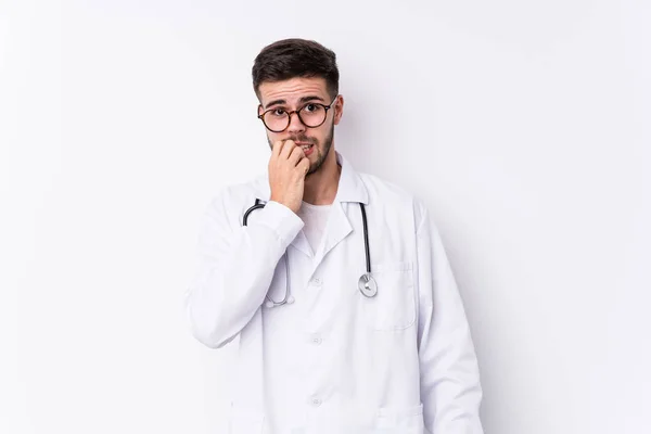 Ung Kaukasisk Läkare Man Isolerad Bita Naglar Nervös Och Mycket — Stockfoto