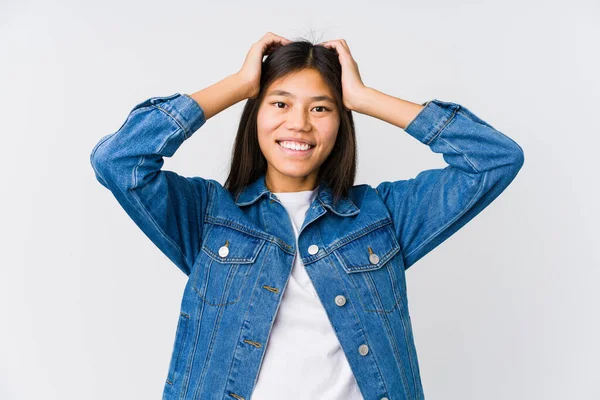 Joven Asiática Ríe Alegremente Manteniendo Las Manos Cabeza Concepto Felicidad —  Fotos de Stock