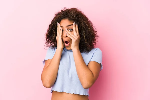 Junge Afrikanisch Amerikanische Frau Vor Rosa Hintergrund Blinzelt Ängstlich Und — Stockfoto