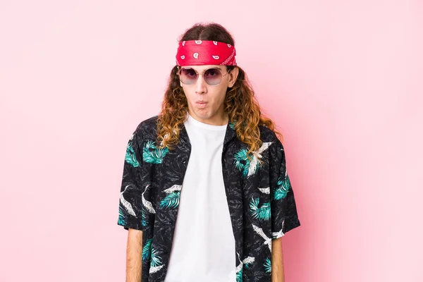 Young Hippie Caucasian Man Isolated Shrugs Shoulders Open Eyes Confused — Stock Photo, Image